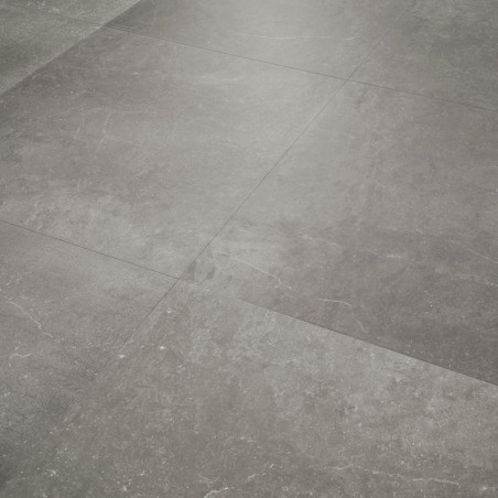 Os ladrilhos de pedra cinza estão perfeitamente alinhados, criando uma superfície uniforme. Variações sutis de textura e cor adi