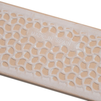 Le carreau rectangulaire beige présente un motif en forme de feuille incurvée et en relief et le texte « MADE IN SPAIN » en reli