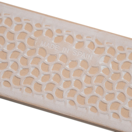 Le carreau rectangulaire beige présente un motif en forme de feuille incurvée et en relief et le texte « MADE IN SPAIN » en reli