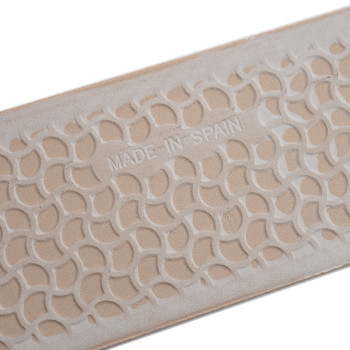Les carreaux rectangulaires beiges présentent des motifs géométriques avec des formes courbes et imbriquées en relief. « MADE IN