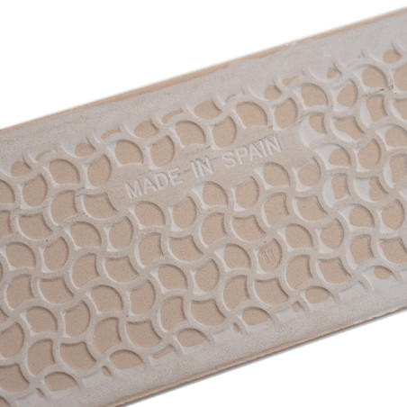 Les carreaux rectangulaires beiges présentent des motifs géométriques avec des formes courbes et imbriquées en relief. « MADE IN