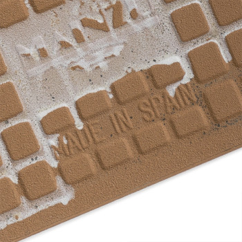 El mosaico muestra una cuadrícula de pequeños cuadrados elevados. El texto descolorido dice `MADE IN SPAIN`, rodeado de un mater
