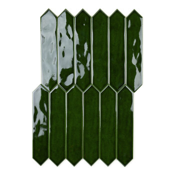 Eine glänzende, dunkelgrüne, längliche sechseckige Fliese mit spitzen Enden liegt vor einem weißen Hintergrund und reflektiert d