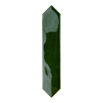 Un carreau hexagonal allongé, vert foncé, brillant, aux extrémités pointues, se trouve sur un fond blanc, réfléchissant doucemen