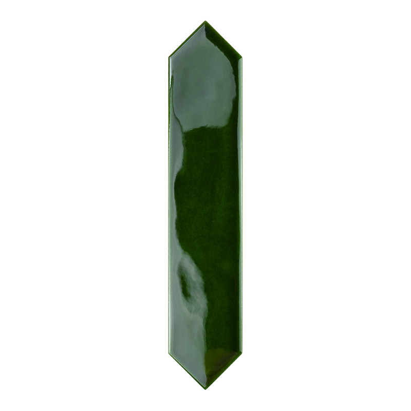 Un carreau hexagonal allongé, vert foncé, brillant, aux extrémités pointues, se trouve sur un fond blanc, réfléchissant doucemen
