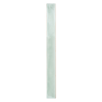 Un carreau de céramique vert menthe étroit, vertical et brillant se dresse seul sur un fond blanc, mettant en valeur sa texture 