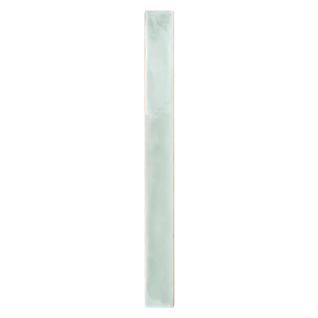 Un carreau de céramique vert menthe étroit, vertical et brillant se dresse seul sur un fond blanc, mettant en valeur sa texture 