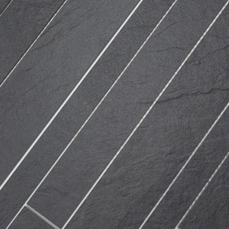 Dunkelgraue rechteckige Fliesen werden in einem diagonalen Muster verlegt, wodurch eine strukturierte Oberfläche mit dünnen, hel