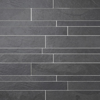 Los azulejos rectangulares de pizarra gris se apilan en un patrón desplazado, creando una apariencia moderna y elegante sobre un