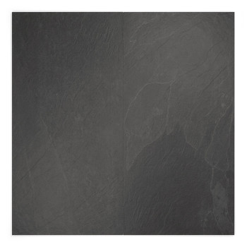 Una losa de piedra rectangular de color gris oscuro presenta vetas sutiles y naturales. Se apoya sobre un fondo blanco liso, res