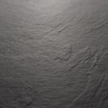 Una losa de piedra oscura y texturizada muestra surcos naturales y sutiles variaciones de tono, evocando una superficie rugosa s