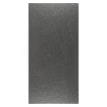 Una losa de piedra rectangular de color gris oscuro presenta vetas sutiles y naturales. Se apoya sobre un fondo blanco liso, res