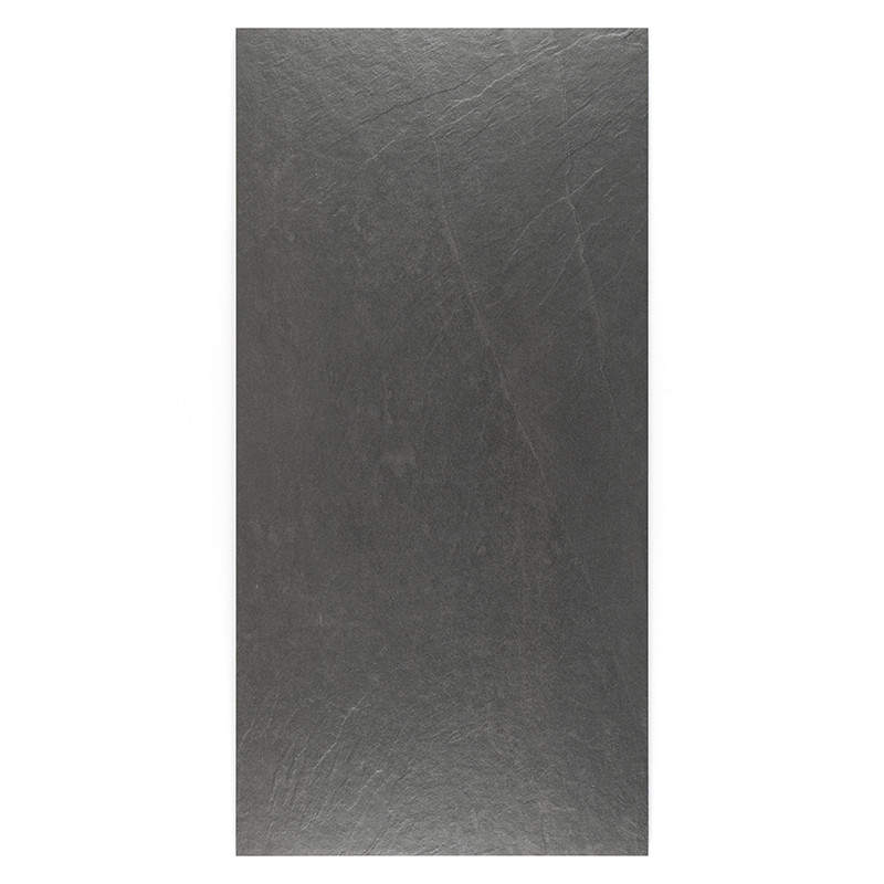 Una losa de piedra rectangular de color gris oscuro presenta vetas sutiles y naturales. Se apoya sobre un fondo blanco liso, res