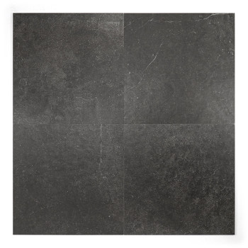 Un azulejo cuadrado de pizarra oscura muestra sutiles motas blancas y líneas tenues, lo que sugiere una textura de piedra natura