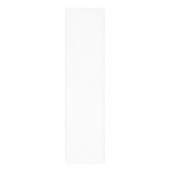 Un azulejo blanco rectangular descansa horizontalmente y muestra una superficie lisa y brillante. Está sobre un fondo blanco y l