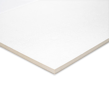 Azulejo rectangular blanca con una superficie ligeramente texturizada, plana. Sus bordes lisos y esquinas limpias sugieren un es