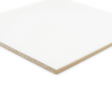 Um ladrilho cerâmico quadrado e branco repousa sobre um fundo liso, com bordas lisas e acabamento fosco, inclinado para exibir s