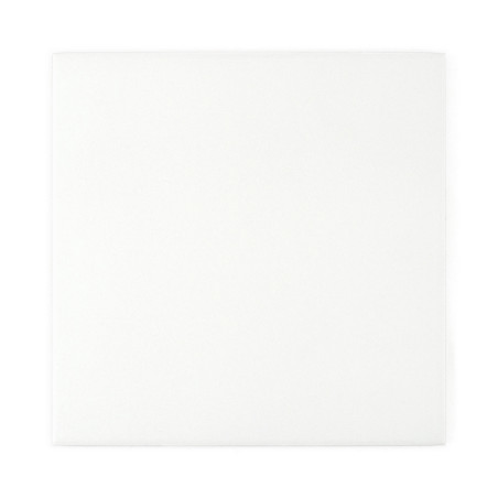 Um revestimento cerâmico branco liso fica estacionário em um ambiente minimalista, destacando sua superfície lisa e imaculada e 