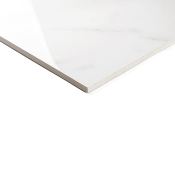 Un carreau de céramique blanc brillant avec de subtiles veines grises repose à plat, coins visibles, sur un fond blanc uni. Aucu