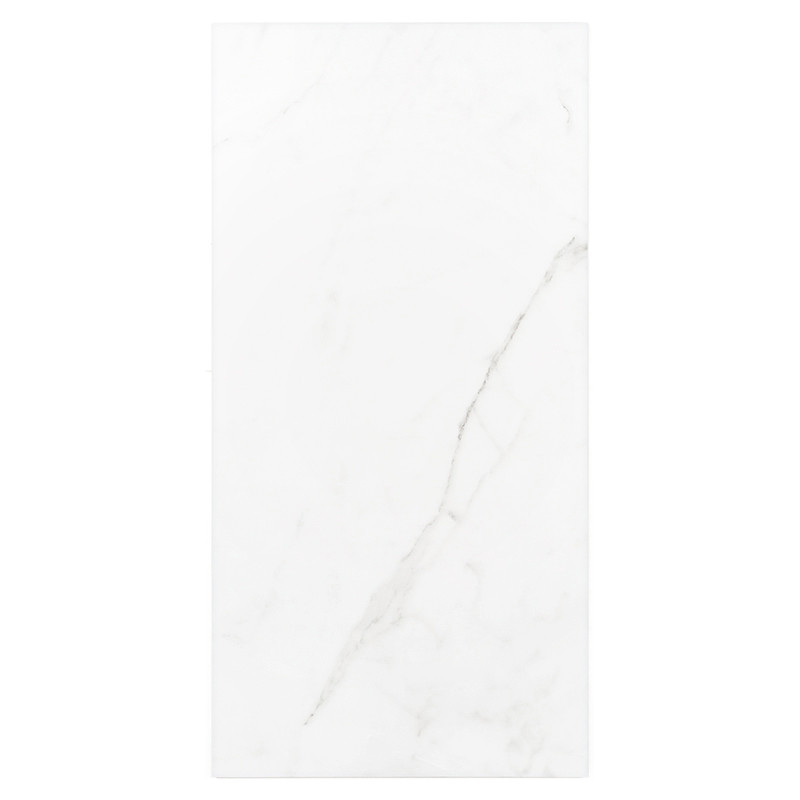 Un carreau de céramique rectangulaire blanc affiche un subtil motif marbré gris, suggérant un look élégant et moderne adapté aux