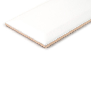 Un carreau de céramique rectangulaire blanc brillant repose sur une surface blanche unie, soulignant ses bords biseautés et sa t