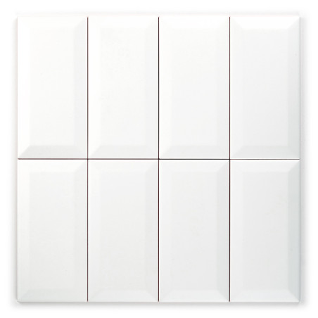 Les carreaux blancs rectangulaires, divisés en une grille de huit sections, présentent une apparence nette et ordonnée avec de s