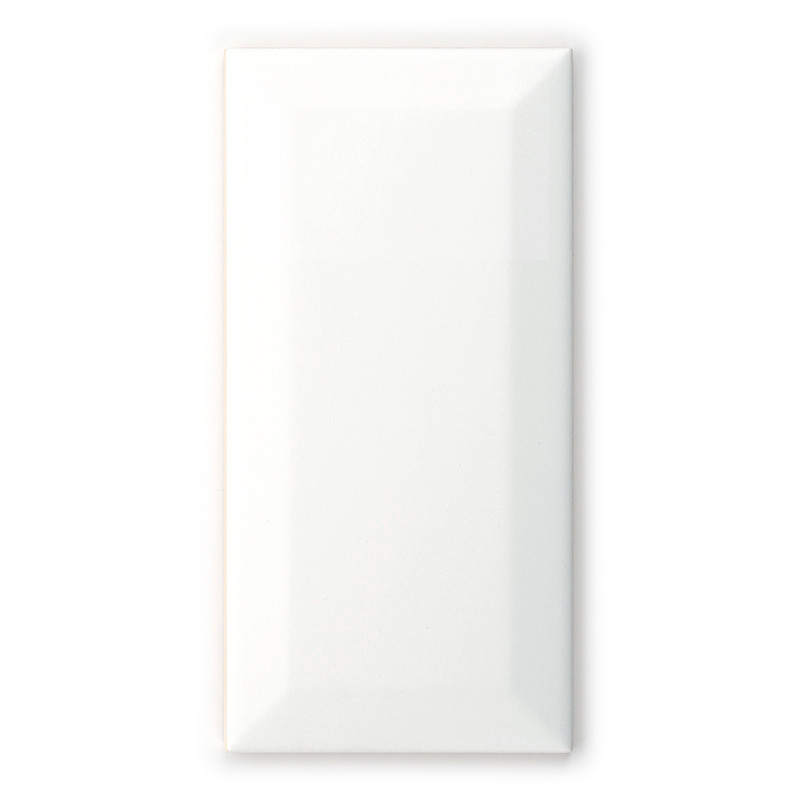 Los azulejos blancos rectangulares se encuentran inmóviles, con bordes biselados y una superficie brillante que refleja la luz, 