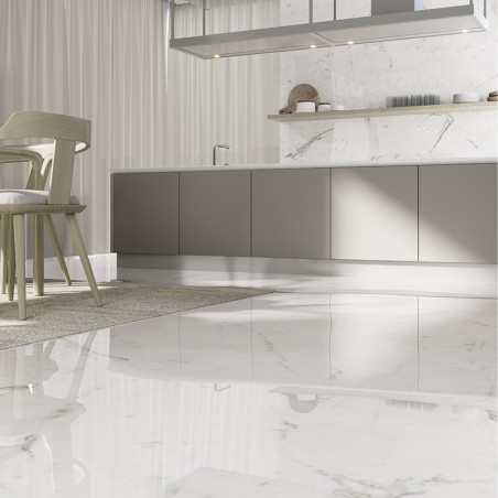 Un sol en marbre blanc poli reflète la lumière dans une cuisine moderne dotée d'armoires élégantes, de chaises minimalistes et d