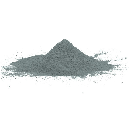 Um monte de pó fino verde-acinzentado está espalhado sobre um fundo branco.