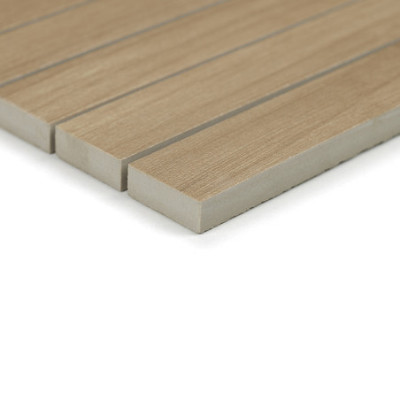 Les panneaux de tuiles en bois s'alignent étroitement et présentent des rainures parallèles. La surface marron clair imite le gr