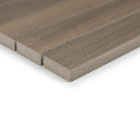 Les planches de bois sont horizontales et parallèles, présentant des surfaces lisses et uniformes et des bords droits. Le décor 