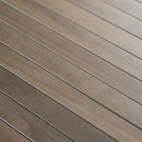 Les carreaux de bois rectangulaires sont disposés en rangées parallèles, créant une surface lisse et uniforme. La texture du car
