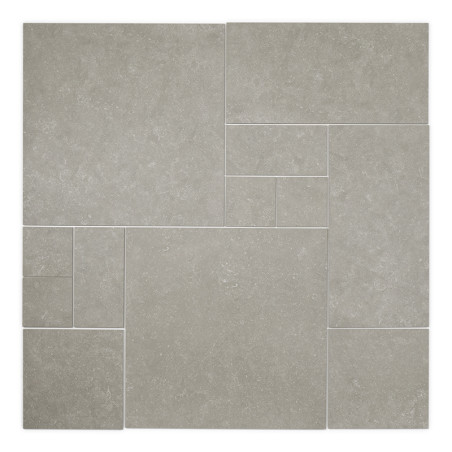 O revestimento cerâmico cinza apresenta um padrão modular com vários formatos retangulares e quadrados. A superfície texturizada