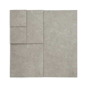 O conjunto de azulejos consiste em quatro azulejos retangulares cinza de tamanhos variados, dispostos sobre um fundo branco.