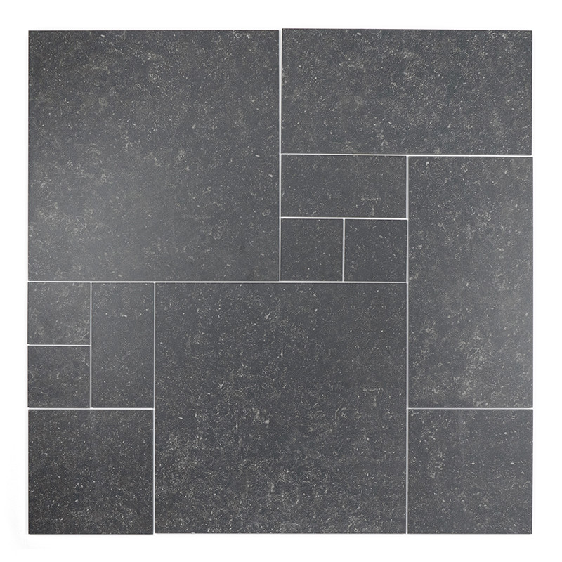 Los azulejos de color gris oscuro muestran secciones rectangulares de varios tamaños con sutiles moteados, creando un patrón geo