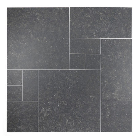 Los azulejos de color gris oscuro muestran secciones rectangulares de varios tamaños con sutiles moteados, creando un patrón geo