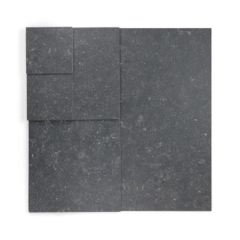 Un grupo de azulejos rectangulares y cuadrados de color gris oscuro con una superficie texturizada y moteada están dispuestos so