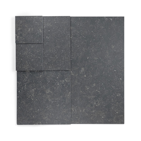 Un grupo de azulejos rectangulares y cuadrados de color gris oscuro con una superficie texturizada y moteada están dispuestos so