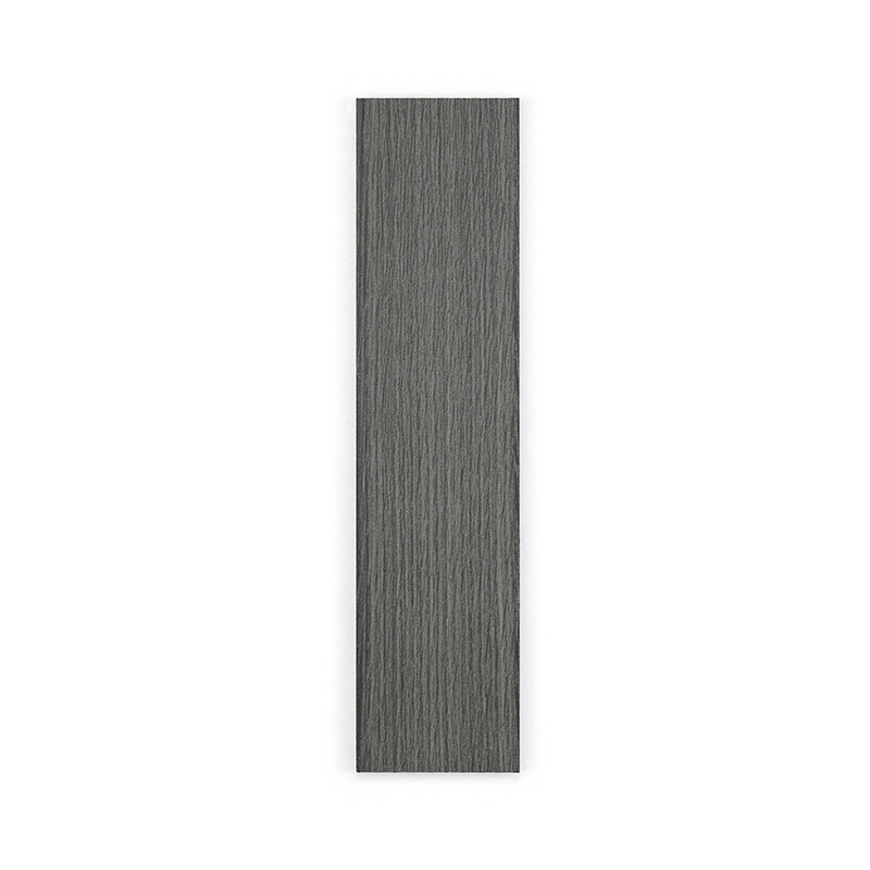 Eine schmale, rechteckige Fliese weist eine strukturierte graue Oberfläche auf, die an Holzmaserung erinnert und sich von einem 