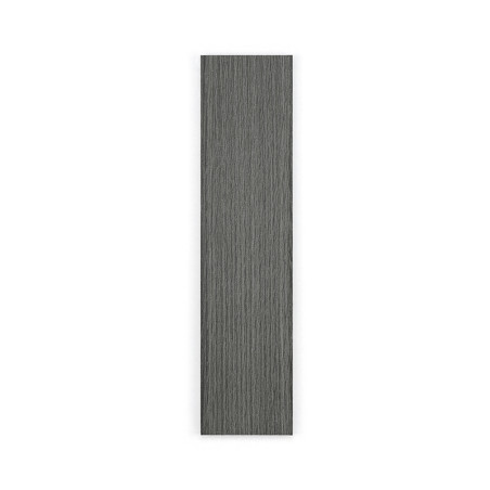 Eine schmale, rechteckige Fliese weist eine strukturierte graue Oberfläche auf, die an Holzmaserung erinnert und sich von einem 