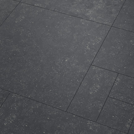 Los azulejos de piedra de color gris oscuro se encuentran planas y perfectamente alineadas, con sutiles patrones moteados, crean