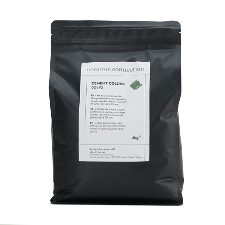 Saco preto selado com a etiqueta “conexão cerâmica” contendo 4kg de cimento de cor verde, com instruções detalhadas de mistura e