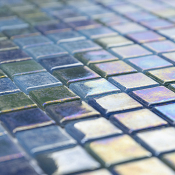 Schimmernde Glasfliesen reflektieren das Licht und erzeugen ein farbenfrohes Muster auf einer glatten, geometrischen Mosaikoberf