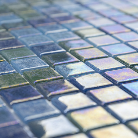 Schimmernde Glasfliesen reflektieren das Licht und erzeugen ein farbenfrohes Muster auf einer glatten, geometrischen Mosaikoberf