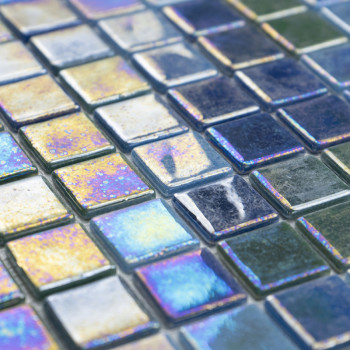 Quadratische Glasfliesen schimmern in schillernden Farben und reflektieren das Licht in einem Gittermuster auf einer ebenen Fläc