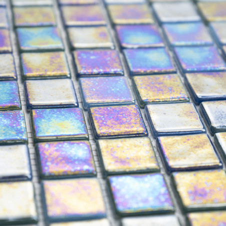 Quadratische Glasfliesen schimmern und reflektieren verschiedene schillernde Farben, die ordentlich in einem Gittermuster auf ei
