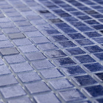Los pequeños azulejos de vidrio azul crean un mosaico brillante que refleja la luz en varios tonos y evoca una tranquila escena 