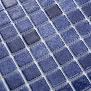 Los azulejos de vidrio azul forman un patrón uniforme, creando una superficie texturizada en una disposición de mosaico en forma