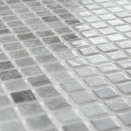 Los azulejos cuadrados brillan, dispuestos en filas uniformes, creando un patrón de superficie reflectante en un diseño de mosai