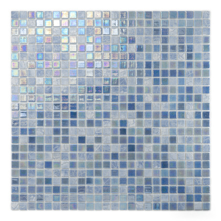 Los coloridos azulejos de vidrio brillan y reflejan la luz, formando un mosaico, dispuesto en un degradado de azules y tonos iri